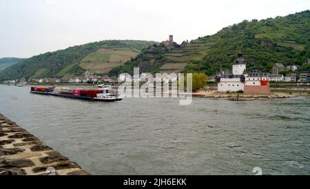 Barge chargée de conteneurs traversant le Rhin, château de Pfalzgrafenstein, sur l'île de Falkenau, en arrière-plan, Kaub, Allemagne Banque D'Images