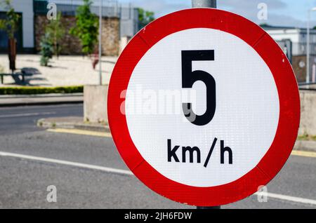 Panneau de signalisation, exigeant une vitesse de 5 km/h. Banque D'Images