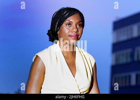 Kemi Badenoch quitte les studios Here East à Stratford, dans l'est de Londres, après le débat télévisé en direct pour les candidats à la direction du parti conservateur, organisé par Channel 4. Date de la photo: Vendredi 15 juillet 2022. Banque D'Images