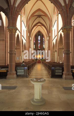 Vue intérieure avec police baptismale de l'église Herz Jesu dans l'historicisme à Stuehlinger, Freiburg, Breisgau, Forêt Noire du Sud, Forêt Noire Banque D'Images