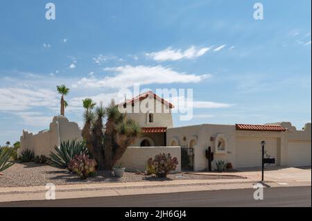 Tucson Arizona maison avec palmier dans la cour avant Banque D'Images