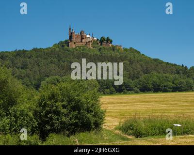 Château de Hohenzollern sur le haut Burgberg 855m dans la municipalité de Bisingen, Château de Hohenzollern, Hechingen, Bade-Wurtemberg, Allemagne Banque D'Images