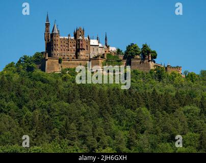 Château de Hohenzollern sur le haut Burgberg 855m dans la municipalité de Bisingen, Château de Hohenzollern, Hechingen, Bade-Wurtemberg, Allemagne Banque D'Images