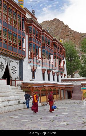 Deux moines traversant la cour du monastère, Hemis Gompa, Hemis, Ladakh, Inde Banque D'Images