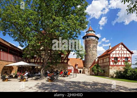 Cour extérieure du château, tilleul devant, café du château avec chaises en plein air et parasols, remparts au-dessus, tour Sinwell sur la droite Banque D'Images