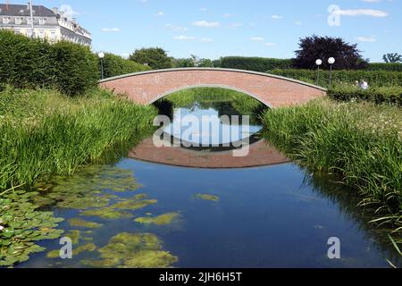 Wassergraben mit Bogenbrücke im Schlosspark von Schloss Augustusburg, Nordrhein-Westfalen, Deutschland, Brühl Banque D'Images