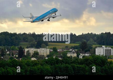 Avion KLM Cityhopper, Embraer ERJ-190, pH-EZH, Zurich Kloten, Suisse Banque D'Images