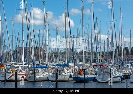 Bateaux, marina, grande roue, Heiligenhafen, Schleswig-Holstein, Allemagne Banque D'Images