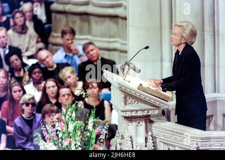 Katharine Graham, présidente du Washington Post, rend hommage à Diana, la princesse de Galles, lors d'un service de prière et de commémoration à l'occasion de sa mort à la cathédrale nationale de Washington, 6 septembre 1997, à Washington Banque D'Images