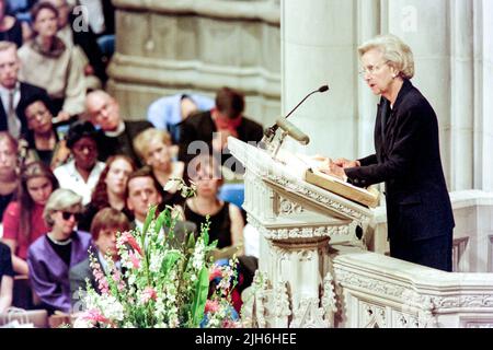 Katharine Graham, présidente du Washington Post, rend hommage à Diana, la princesse de Galles, lors d'un service de prière et de commémoration à l'occasion de sa mort à la cathédrale nationale de Washington, 6 septembre 1997, à Washington Banque D'Images