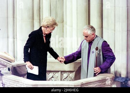 Katharine Graham, présidente du Washington Post, à gauche, est aidée au large du dais après avoir rendu hommage à Diana, la princesse de Galles, lors d'un service de prière et de commémoration à l'occasion de sa mort à la cathédrale nationale de Washington, 6 septembre 1997, à Washington, D.C. Banque D'Images