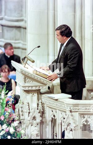 L'ambassadeur des États-Unis aux Nations Unies, Bill Richardson, livre une lecture des Corinthiens lors d'un service de prière et de commémoration à Diana, la princesse de Galles, à l'occasion de sa mort à la cathédrale nationale de Washington, 6 septembre 1997, à Washington, D.C. Banque D'Images