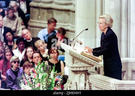 Katharine Graham, présidente du Washington Post, rend hommage à Diana, la princesse de Galles, lors d'un service de prière et de commémoration à l'occasion de sa mort à la cathédrale nationale de Washington, 6 septembre 1997, à Washington Banque D'Images