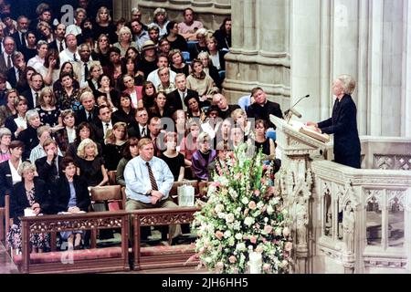 Katharine Graham, présidente du Washington Post, rend hommage à Diana, la princesse de Galles, lors d'un service de prière et de commémoration à l'occasion de sa mort à la cathédrale nationale de Washington, 6 septembre 1997, à Washington Banque D'Images