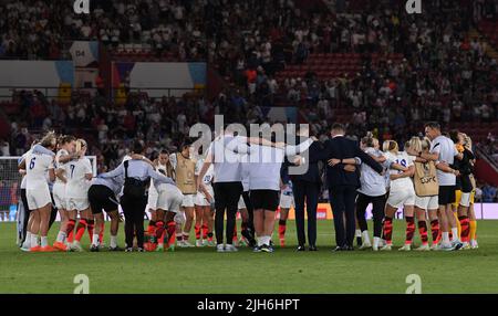 Southampton, Royaume-Uni. 15th juillet 2022. 15th juillet 2022, Saint Mary's Stadium, Southampton, Hampshire, Angleterre: Tournoi de football international européen pour femmes; Irlande du Nord contre Angleterre; le caucus de l'Angleterre à la fin du match crédit: Action plus Sports Images/Alamy Live News Banque D'Images