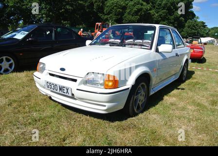 Une Ford Escort RS Turbo 1990 est exposée au salon de l'automobile classique de la collection de véhicules historiques de 47th, à Paignton, Devon, en Angleterre, au Royaume-Uni. Banque D'Images