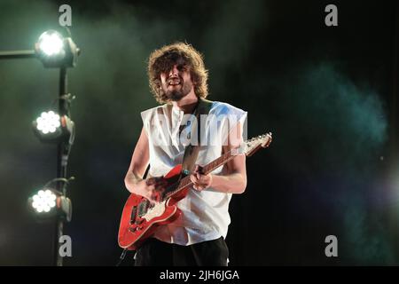 Villafranca di Verona, Italie. 15th juillet 2022. Le chanteur italien Ermal Meta lors de ses spectacles live au Castello Scaligero pour sa tournée d'été 2022 crédit: Roberto Tommasini/Alamy Live News Banque D'Images