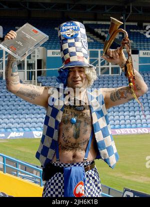 JOHN 'PORTSMOUTH FOOTBALL CLUB' WESTWOOD, FAN DE PORTSMOUTH, REÇOIT SON FAN DE L'ANNÉE PIC MIKE WALKER, 2004 Banque D'Images