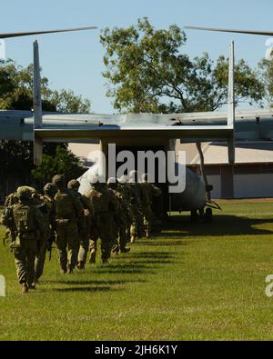 Des soldats de l'armée australienne de Bravo Co., 5th Bataillon, Royal Australian Regiment, chargent un MV-22 Osprey avec l'élément de combat d'aviation, Marine Rotational Force-Darwin 22, lors d'une attaque aérienne dans le cadre de l'exercice Koolendong 22 à la caserne Robertson, dans le territoire du Nord, en Australie, au 11 juillet 2022. L'exercice Koolendong 22 est un exercice de force combiné et conjoint axé sur les opérations de base expéditionnaires avancées menées par les Marines des États-Unis, les soldats des États-Unis, les aviateurs des États-Unis et le personnel de la Force de défense australienne. (É.-U. Photo du corps marin par Cpl. Cedar Barnes) Banque D'Images