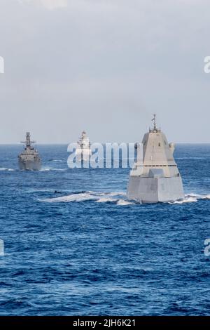 220714-N-MR124-1006 OCÉAN PACIFIQUE (14 juillet 2022) à partir de la gauche, frégate de la marine chilienne CNS Almirante Lynch (FF 07), frégate de missiles guidés DE la marine indienne SATPURA (F48) et destroyer de classe Zumwalt USS Michael Monsoor (DDG-1001) naviguent en formation derrière la reconstitution de la flotte de la classe Henry J. Kaiser USNS Pecos Pecos (T-197) Pendant la côte du Pacifique (RIMPAC) 2022 14 juillet. Vingt-six nations, 38 navires, quatre sous-marins, plus de 170 avions et 25 000 membres du personnel participent au programme RIMPAC de 29 juin au 4 août dans les îles hawaïennes et dans le sud de la Californie. Le plus grand internat au monde Banque D'Images