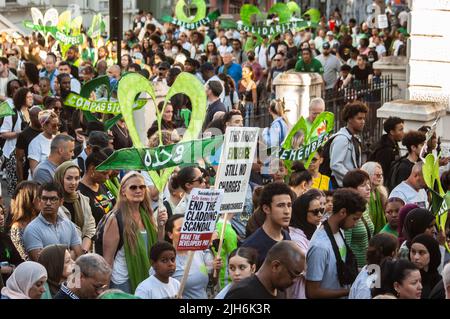 NORH KENSINGTON, LONDRES, ANGLETERRE- 14 juin 2022 : personnes à la marche silencieuse Grenfell marquant le 5 ans de feu Banque D'Images