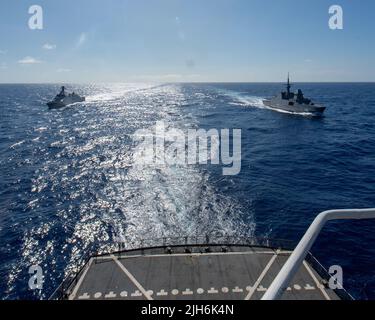 220713-N-MR124-1190 FRÉGATE 13 juillet 2022 de missiles guidés RSS Intrepid (69), frégate de la marine indonésienne KRI I Gusti Ngurah Rai (332), derrière Henry J. Kaiser, lors de la reconstitution de la flotte de la classe USNS Pecos (T-AO 197) pendant la côte du Pacifique (RIMPAC) 2022, 13 juillet. Vingt-six nations, 38 navires, quatre sous-marins, plus de 170 avions et 25 000 membres du personnel participent au programme RIMPAC de 29 juin au 4 août dans les îles hawaïennes et dans le sud de la Californie. Le plus grand exercice maritime international au monde, RIMPAC offre un tra unique Banque D'Images