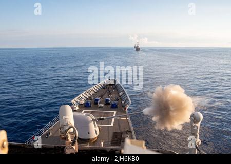 220628-N-TC847-1103 OCÉAN ATLANTIQUE (28 juin 2022) le croiseur à missiles guidés de classe Ticonderoga USS Leyte Gulf (CG 55) tire un fusil MK de 45 5 pouces au cours d'un exercice de tir direct, à 28 juin 2022. Le George H.W. Bush Carrier Strike Group (CSG) est en cours d'achèvement d'un exercice de certification visant à accroître l'interopérabilité et la capacité de combat aux États-Unis et dans les pays alliés avant un déploiement futur. Le George H.W. Bush CSG est un système intégré d’armes de combat qui offre une capacité de combat supérieure pour dissuader, et si nécessaire, vaincre les adversaires de l’Amérique en faveur de la sécurité nationale. (É.-U. Bleu marine photo par M Banque D'Images