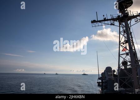 220628-N-TC847-1023 OCÉAN ATLANTIQUE (28 juin 2022) les destroyers de missiles guidés de la classe Arleigh Burke USS Nitze (DDG 94), front, USS Delbert D. Black (DDG 119), Middle, et USS Truxtun (DDG 103) avec les croiseurs de missiles guidés de la classe Ticonderoga USS Leyte Gulf (CG 55), 28 juin 2022. Le George H.W. Bush Carrier Strike Group (CSG) est en cours d'achèvement d'un exercice de certification visant à accroître l'interopérabilité et la capacité de combat aux États-Unis et dans les pays alliés avant un déploiement futur. Le George H.W. Bush CSG est un système d'armes de combat intégré qui offre une capacité de combat supérieure pour dissuader, Banque D'Images