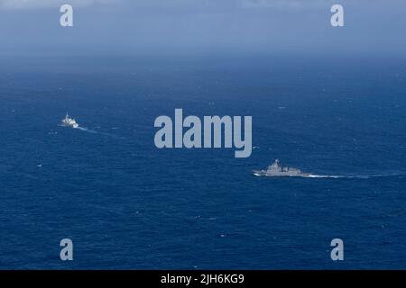 220713-O-LR179-1005-CA OCÉAN PACIFIQUE (13 juillet 2022) frégate de la marine des Philippines BRP Antonio Luna (FF 151) et frégate de la Marine royale du Canada NCSM Winnipeg (FFH 338) manuever au large de la côte d'Hawaï dans le cadre du RIMPAC 2022 mercredi, 13 juillet. Vingt-six nations, 38 navires, quatre sous-marins, plus de 170 avions et 25 000 membres du personnel participent au programme RIMPAC de 29 juin au 4 août dans les îles hawaïennes et dans le sud de la Californie. Le plus grand exercice maritime international au monde, RIMPAC offre une occasion unique de formation tout en favorisant et en soutenant des relations de coopération Banque D'Images