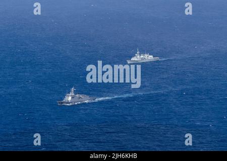 220713-O-LR179-1008-CA OCÉAN PACIFIQUE (13 juillet 2022) frégate de la marine des Philippines BRP Antonio Luna (FF 151) et frégate de la Marine royale du Canada NCSM Winnipeg (FFH 338) manuever au large de la côte d'Hawaï dans le cadre du RIMPAC 2022 mercredi, 13 juillet. Vingt-six nations, 38 navires, quatre sous-marins, plus de 170 avions et 25 000 membres du personnel participent au programme RIMPAC de 29 juin au 4 août dans les îles hawaïennes et dans le sud de la Californie. Le plus grand exercice maritime international au monde, RIMPAC offre une occasion unique de formation tout en favorisant et en soutenant des relations de coopération Banque D'Images