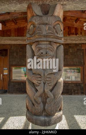 Totem Pole Columns, salle communautaire de l'île Pender, sur l'île Pender Nord, Colombie-Britannique, Canada Banque D'Images