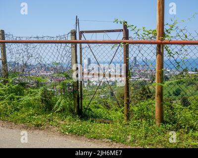 Une belle ville derrière une vieille clôture. Structure abandonnée. Métal rouillé. Vue de la montagne à la ville moderne. Magnifique paysage urbain. Batumi de l'alberta Banque D'Images