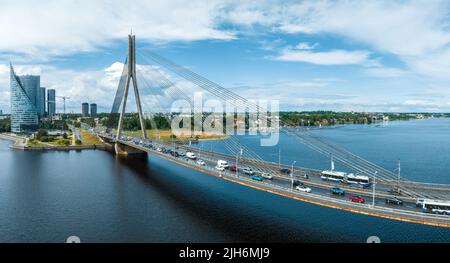 Une image panoramique du pont Vansu qui traverse la rivière Daugava Banque D'Images