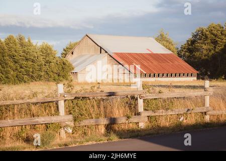 Grange rustique sur ferme avec clôture en bois Banque D'Images