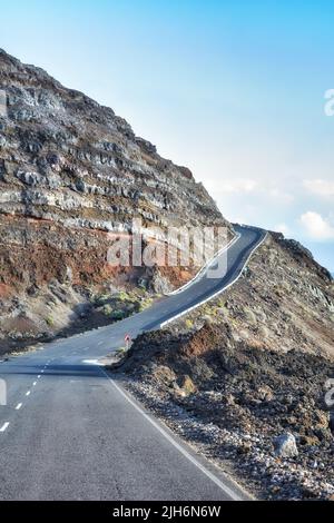 Route vide dans les montagnes avec un ciel bleu clair. Paysage d'une route de campagne pour voyager sur un col de montagne le long d'une belle nature pittoresque Banque D'Images