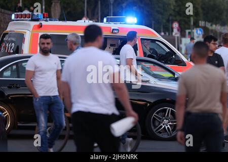 Düsseldorf, Allemagne. 15th juillet 2022. Une ambulance du service d'incendie de Düsseldorf se trouve sur les rives du Rhin. Une femme de 23 ans a accidentellement heurté la mauvaise pédale lors d'une manœuvre de virage infructueuse. La voiture a conduit du parking directement dans le Rhin et a coulé complètement. Crédit : David Young/dpa/Alay Live News Banque D'Images