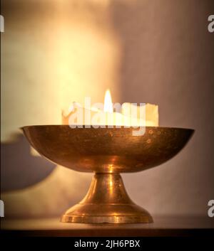 Bougie allumée sur une table à la maison pour plus de chaleur et de luminosité. Belle décoration de maison utilisée pour l'arôme, bon parfum et pour apporter la lumière dans une pièce. Bougies Banque D'Images