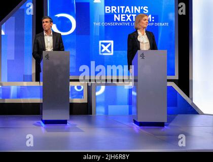 Londres, Royaume-Uni. 15th juillet 2022. Rishi Sunak et Liz Truss. Les cinq candidats à la direction du Parti conservateur, (de gauche à droite) Kemi Badenoch, Penny Mordaunt, Rishi Sunak, Liz Truss et Tom Tugendhat et les candidats à devenir le prochain Premier ministre du Royaume-Uni prennent part à un débat et des questions-réponses animés par Krishan Guru-Murthy de Channel 4. Credit: Imagetraceur/Alamy Live News Banque D'Images