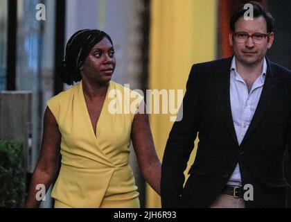 Londres, Royaume-Uni. 15th juillet 2022. Kemi Badenoch quitte les studios avec son mari Hamish Badenoch. Les candidats à la direction et leurs équipes quittent les studios BT à Stratford. Les cinq candidats à la direction du Parti conservateur (Kemi Badenoch, Penny Mordaunt, Rishi Sunak, Liz Truss et Tom Tugendhat) et les candidats à devenir le prochain Premier ministre du Royaume-Uni prennent part à un débat et à des questions-réponses pour Channel 4. Credit: Imagetraceur/Alamy Live News Banque D'Images