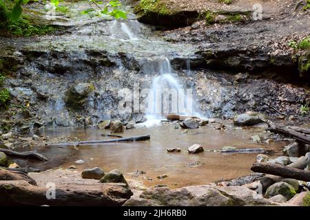 Parfrey's Glen Waterfall près du parc national Devil's Lake, Wisconsin, États-Unis. Banque D'Images