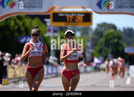 Eugene, États-Unis. 15th juillet 2022. Kimberly Garcia Leon (L), du Pérou, est en compétition avec Qieyang Shijie, de Chine, lors de la finale de la course féminine 20km aux Championnats du monde d'athlétisme Oregon22 à Eugene, Oregon, États-Unis, 15 juillet 2022. Crédit : Wang Ying/Xinhua/Alay Live News Banque D'Images