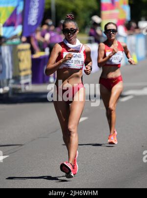 Eugene, États-Unis. 15th juillet 2022. Kimberly Garcia Leon (L), du Pérou, est en compétition avec Qieyang Shijie, de Chine, lors de la finale de la course féminine 20km aux Championnats du monde d'athlétisme Oregon22 à Eugene, Oregon, États-Unis, 15 juillet 2022. Crédit : Wang Ying/Xinhua/Alay Live News Banque D'Images