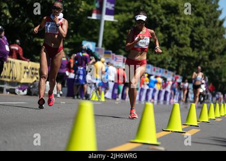 Eugene, États-Unis. 15th juillet 2022. Kimberly Garcia Leon (L), du Pérou, est en compétition avec Qieyang Shijie, de Chine, lors de la finale de la course féminine 20km aux Championnats du monde d'athlétisme Oregon22 à Eugene, Oregon, États-Unis, 15 juillet 2022. Crédit : Wang Ying/Xinhua/Alay Live News Banque D'Images