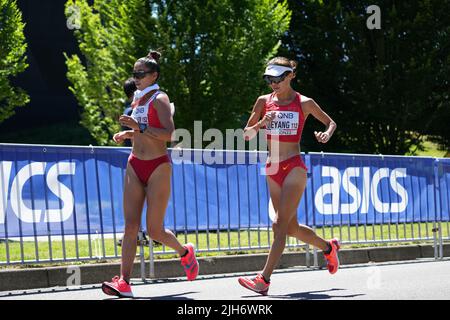 Eugene, États-Unis. 15th juillet 2022. Kimberly Garcia Leon (L), du Pérou, est en compétition avec Qieyang Shijie, de Chine, lors de la finale de la course féminine 20km aux Championnats du monde d'athlétisme Oregon22 à Eugene, Oregon, États-Unis, 15 juillet 2022. Crédit : Wang Ying/Xinhua/Alay Live News Banque D'Images