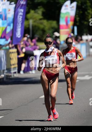 Eugene, États-Unis. 15th juillet 2022. Kimberly Garcia Leon (L), du Pérou, est en compétition avec Qieyang Shijie, de Chine, lors de la finale de la course féminine 20km aux Championnats du monde d'athlétisme Oregon22 à Eugene, Oregon, États-Unis, 15 juillet 2022. Crédit : Wang Ying/Xinhua/Alay Live News Banque D'Images