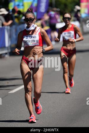 Eugene, États-Unis. 15th juillet 2022. Kimberly Garcia Leon (L), du Pérou, est en compétition avec Qieyang Shijie, de Chine, lors de la finale de la course féminine 20km aux Championnats du monde d'athlétisme Oregon22 à Eugene, Oregon, États-Unis, 15 juillet 2022. Crédit : Wang Ying/Xinhua/Alay Live News Banque D'Images