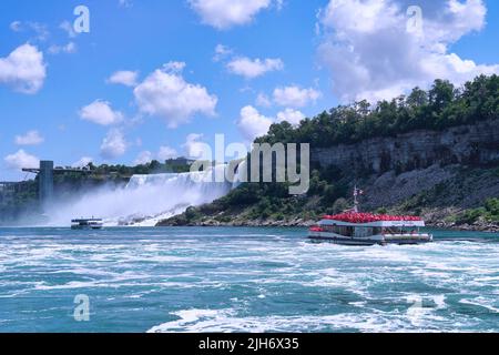 Vue sur la rivière Niagara en contrebas des chutes du Niagara en direction des chutes américaines Banque D'Images