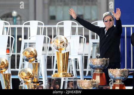 San Francisco, États-Unis. 20th juin 2022. Joe Lacob, co-président exécutif et PDG des Golden State Warriors, se lance devant la foule lors du rallye et du défilé du championnat sur Market Street à San Francisco lundi, 20 juin 2022. (Photo de Ray Chavez/Bay Area News Group/TNS/Sipa USA) crédit: SIPA USA/Alay Live News Banque D'Images