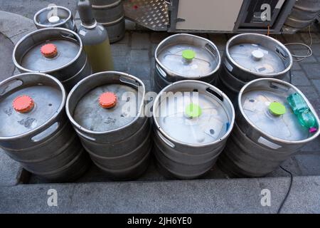 plusieurs fûts de bière en métal aluminium pour boissons en face des ventes en plein air sont un concept pour les fêtes de rue et les événements en plein air Banque D'Images