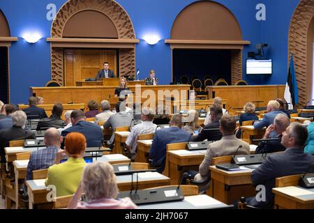 (220716) -- TALLINN, 16 juillet 2022 (Xinhua) -- la présidente du Parti réformiste estonien Kaja Kallas s'adresse au Parlement à Tallinn, Estonie, 15 juillet 2022. Le Parlement estonien (Riigikogu) a accordé vendredi un mandat à la nouvelle coalition gouvernementale du Parti réformiste, du Parti Imaaa et du Parti social-démocrate (SDE). (Erik Peinar/Parlement de l'Estonie/document via Xinhua) Banque D'Images